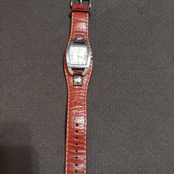 Red fossil watch - Picture 1 of 2